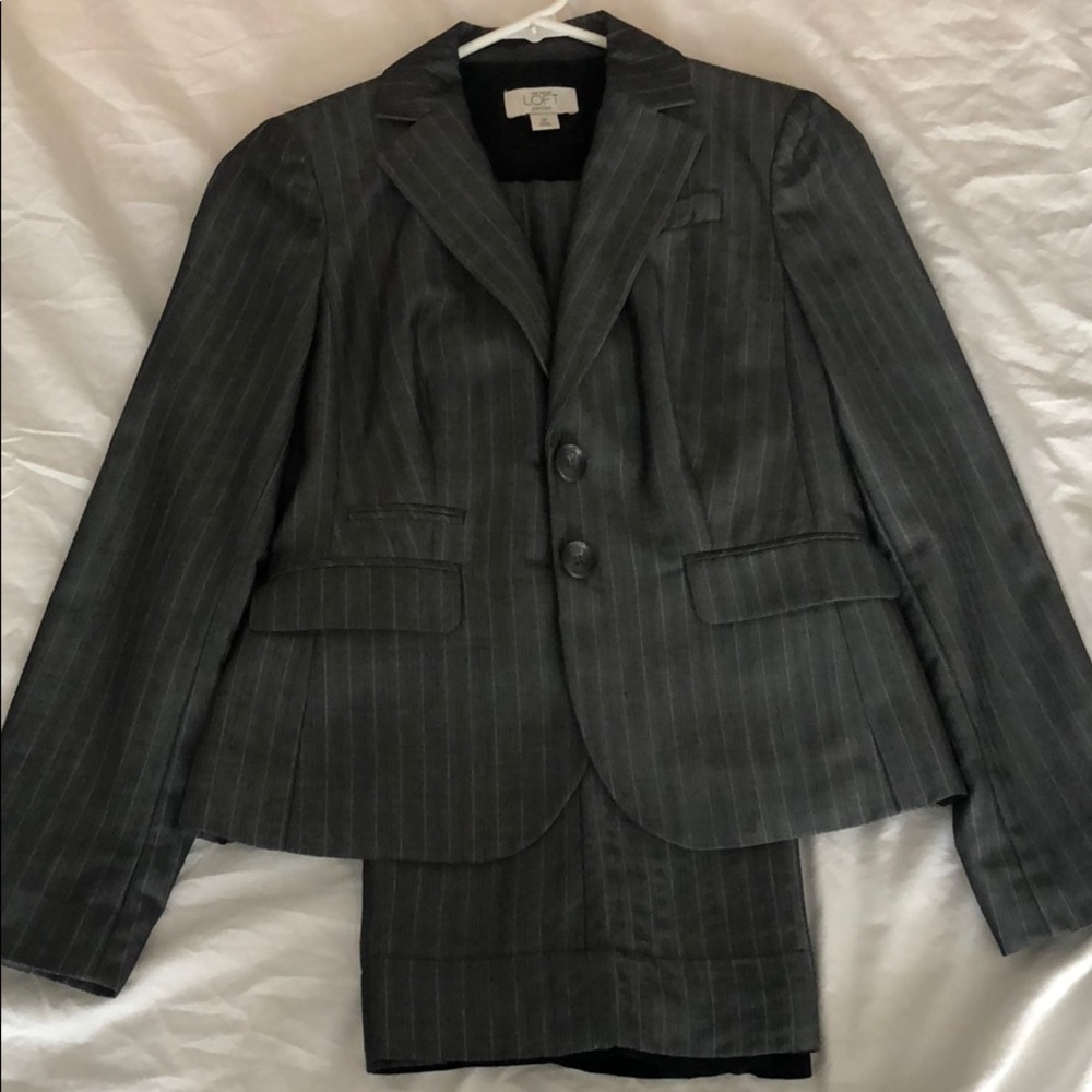Woman’s Ann Taylor Blazer & Pants - Pant Suit
